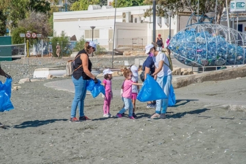 Kαθαρισμός παραλίας, μέρος της ακτογραμμής του Αγίου Τύχωνα