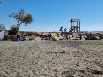 Kαθαρισμός παραλίας, μέρος της ακτογραμμής του Αγίου Τύχωνα