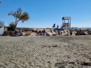 Kαθαρισμός παραλίας, μέρος της ακτογραμμής του Αγίου Τύχωνα