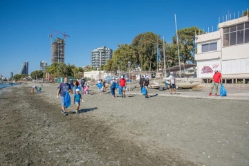 Kαθαρισμός παραλίας, μέρος της ακτογραμμής του Αγίου Τύχωνα