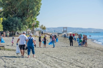 Kαθαρισμός παραλίας, μέρος της ακτογραμμής του Αγίου Τύχωνα