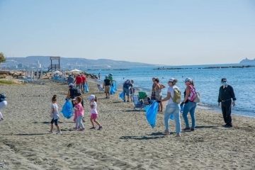 Kαθαρισμός παραλίας, μέρος της ακτογραμμής του Αγίου Τύχωνα