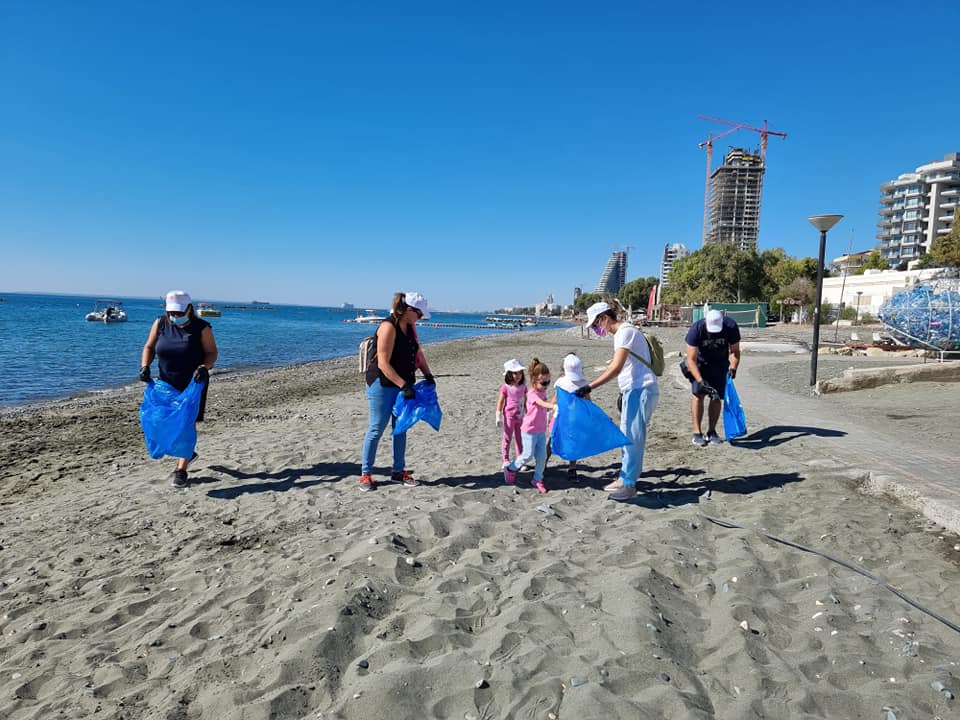 Καθαρισμός  παραλίας, μέρος της ακτογραμμής του Αγίου Τύχωνα. 