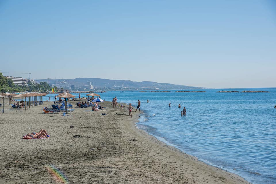 Καθαρισμός  παραλίας, μέρος της ακτογραμμής του Αγίου Τύχωνα. 