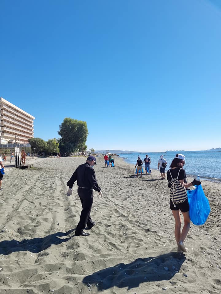 Καθαρισμός  παραλίας, μέρος της ακτογραμμής του Αγίου Τύχωνα. 
