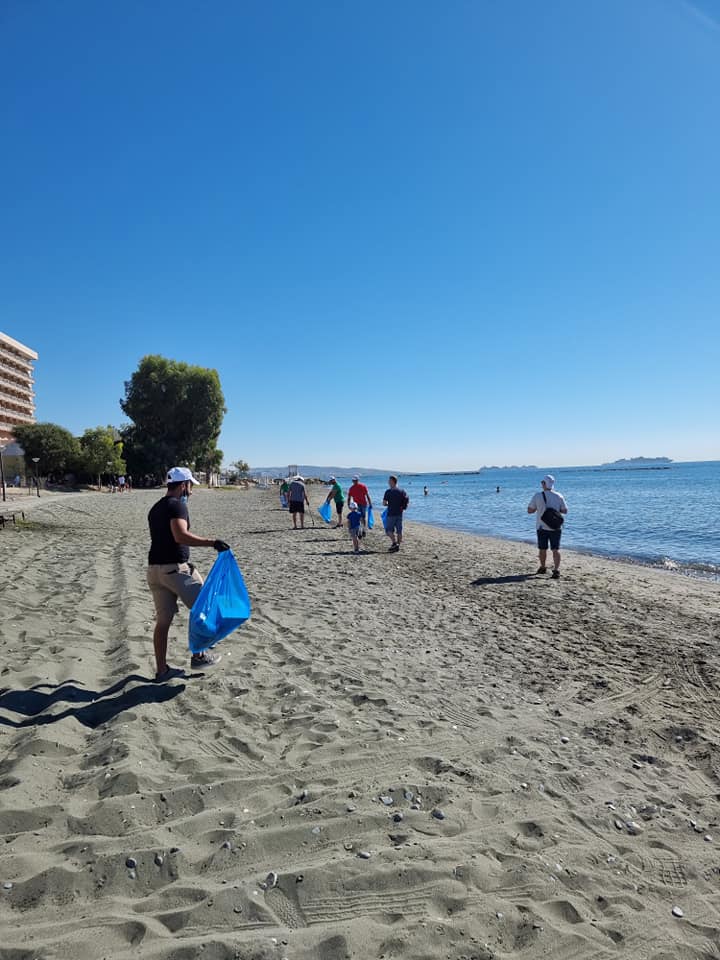 Καθαρισμός  παραλίας, μέρος της ακτογραμμής του Αγίου Τύχωνα. 