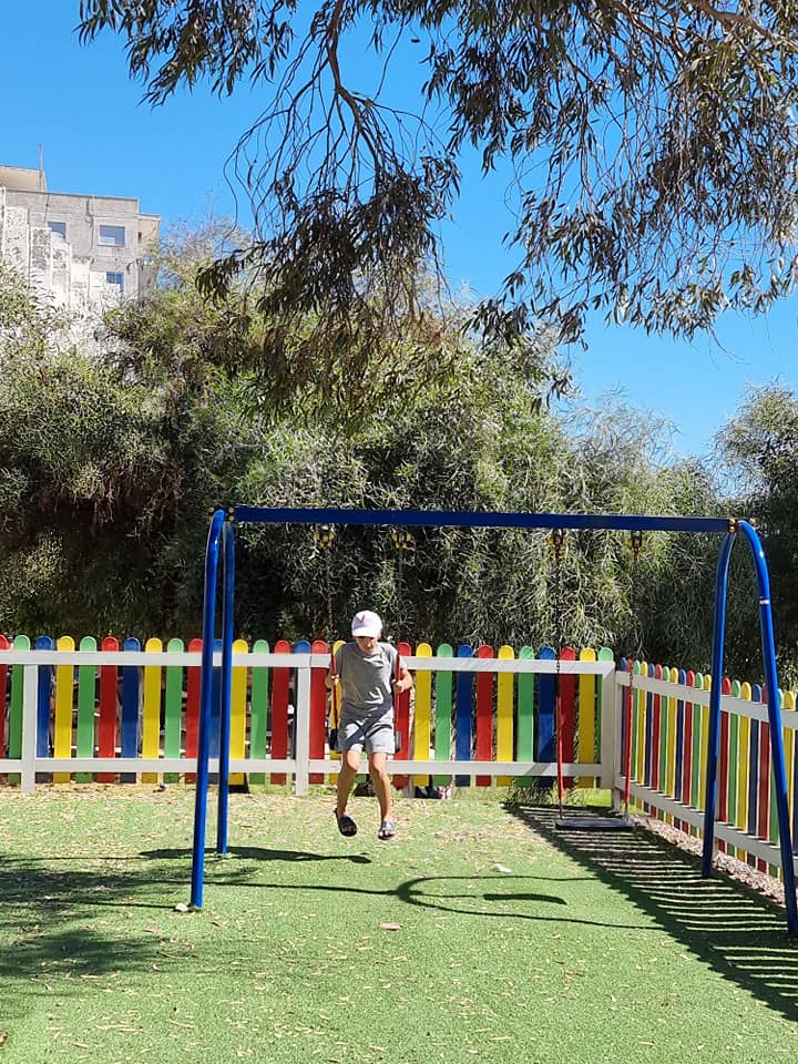 Καθαρισμός  παραλίας, μέρος της ακτογραμμής του Αγίου Τύχωνα. 