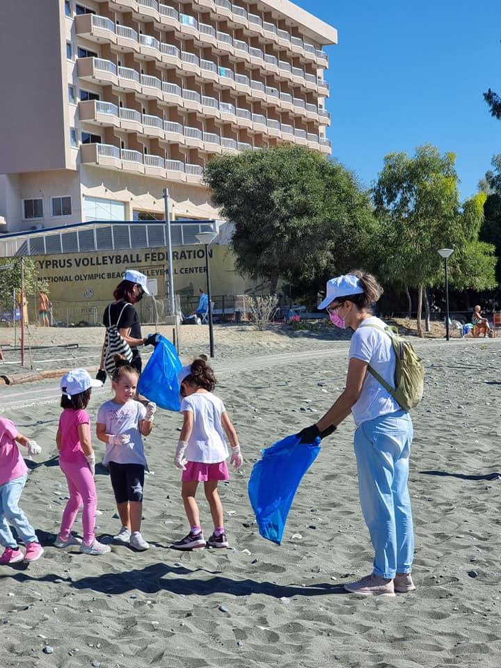 Καθαρισμός  παραλίας, μέρος της ακτογραμμής του Αγίου Τύχωνα. 