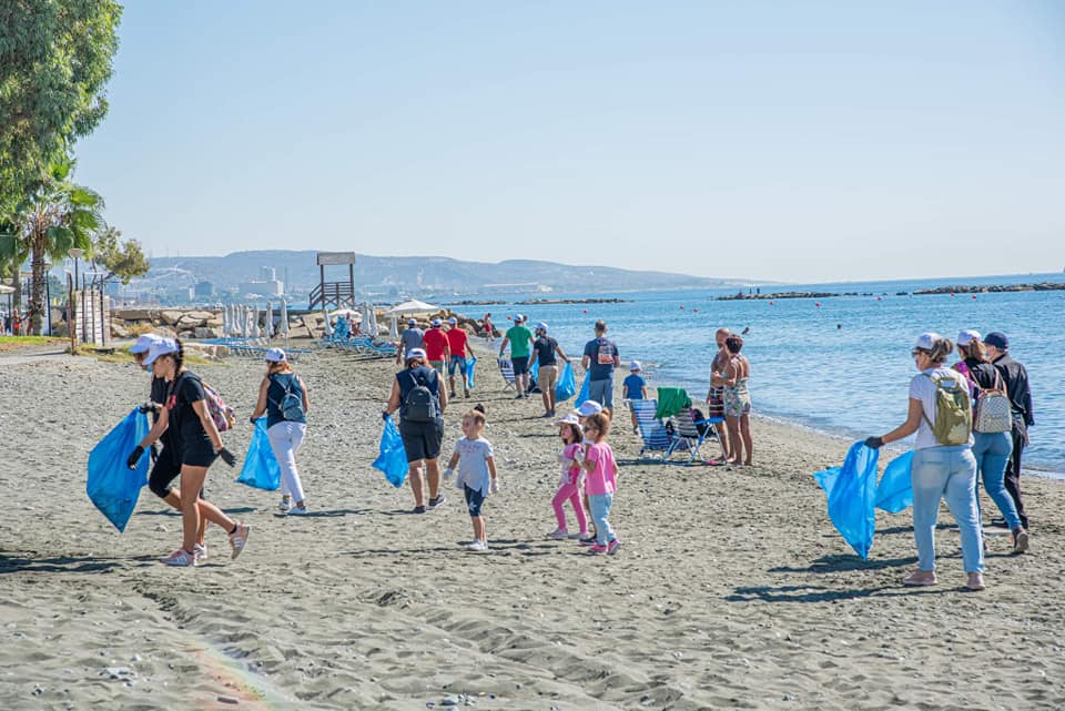 Καθαρισμός  παραλίας, μέρος της ακτογραμμής του Αγίου Τύχωνα. 