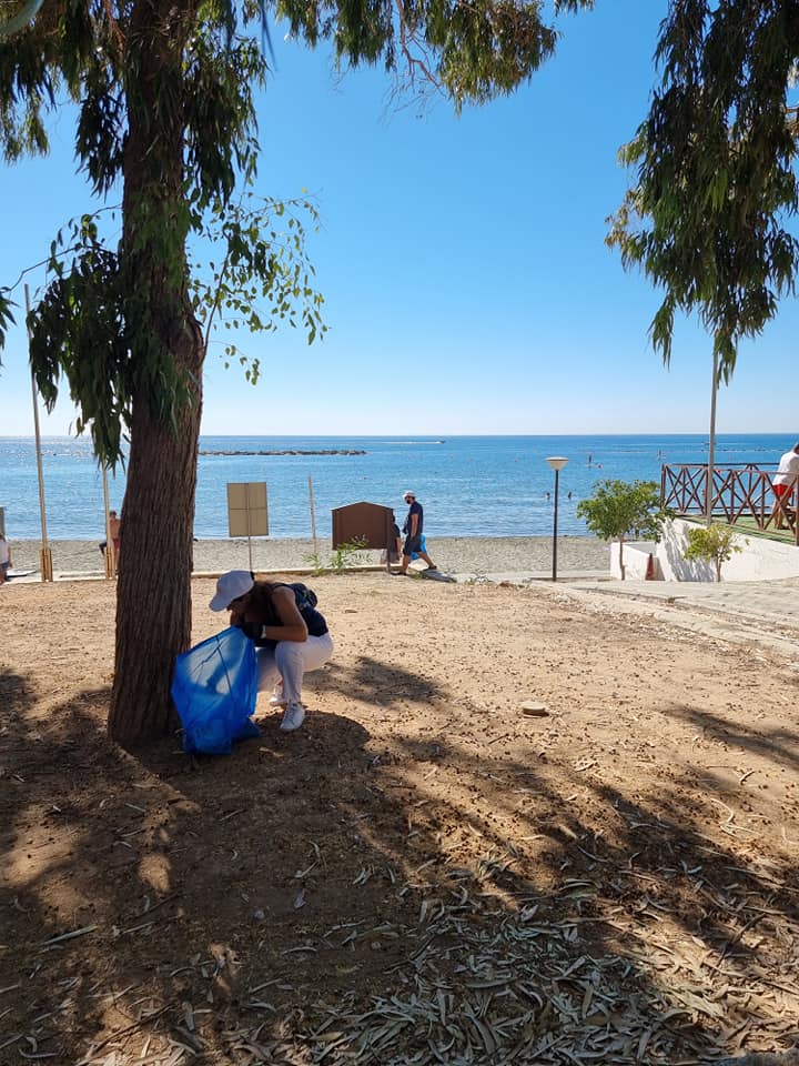 Καθαρισμός  παραλίας, μέρος της ακτογραμμής του Αγίου Τύχωνα. 