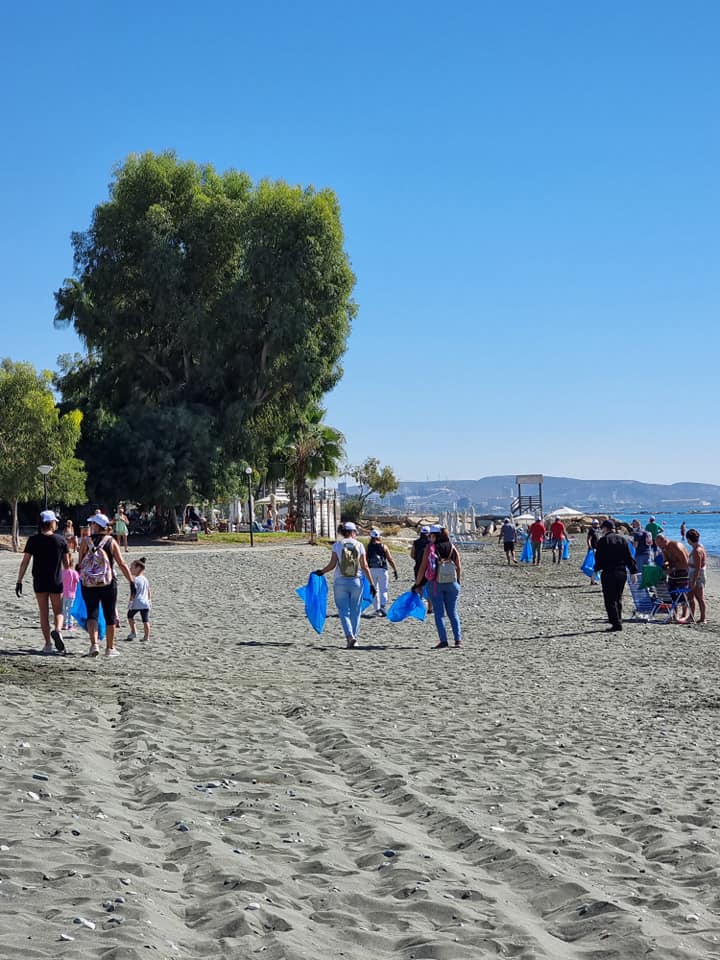 Καθαρισμός  παραλίας, μέρος της ακτογραμμής του Αγίου Τύχωνα. 