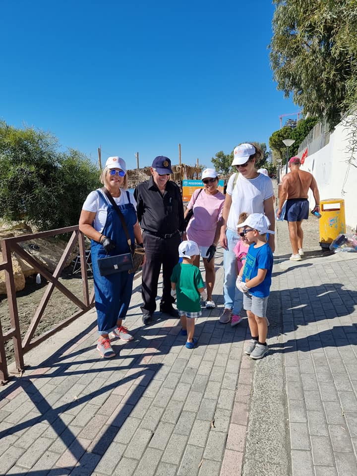 Καθαρισμός  παραλίας, μέρος της ακτογραμμής του Αγίου Τύχωνα. 