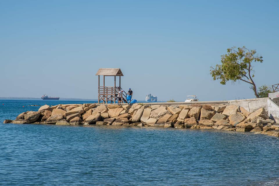 Καθαρισμός  παραλίας, μέρος της ακτογραμμής του Αγίου Τύχωνα. 