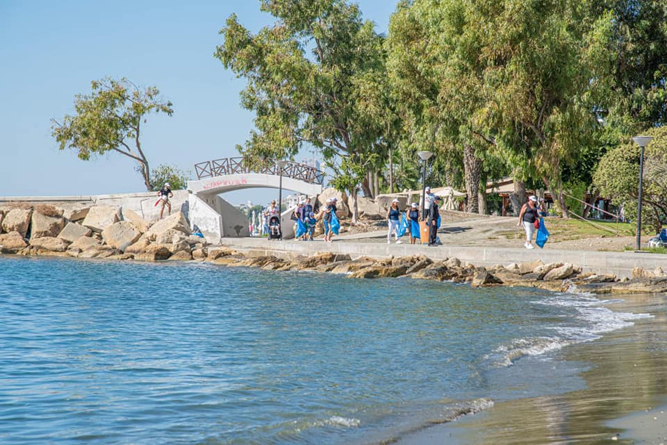 Καθαρισμός  παραλίας, μέρος της ακτογραμμής του Αγίου Τύχωνα. 