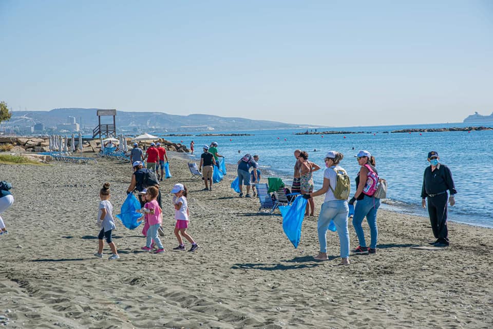 Καθαρισμός  παραλίας, μέρος της ακτογραμμής του Αγίου Τύχωνα. 